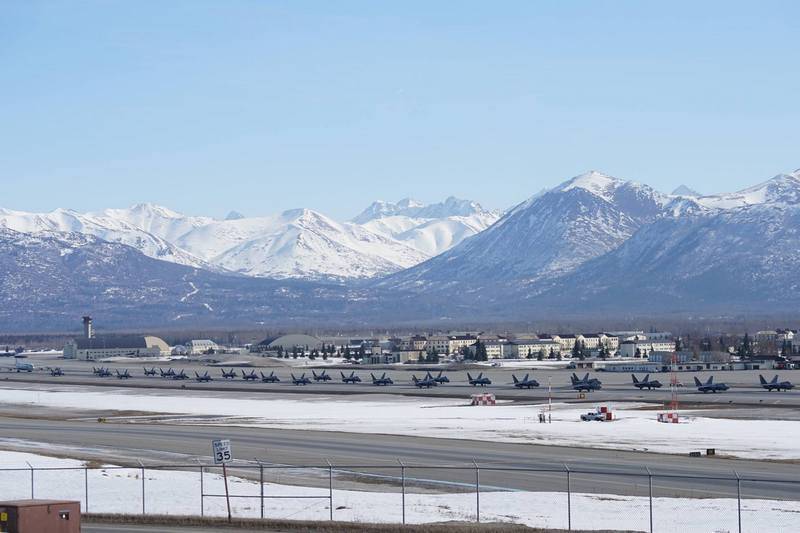 Американские истребители F-22 отработали на Аляске "Слоновью прогулку"