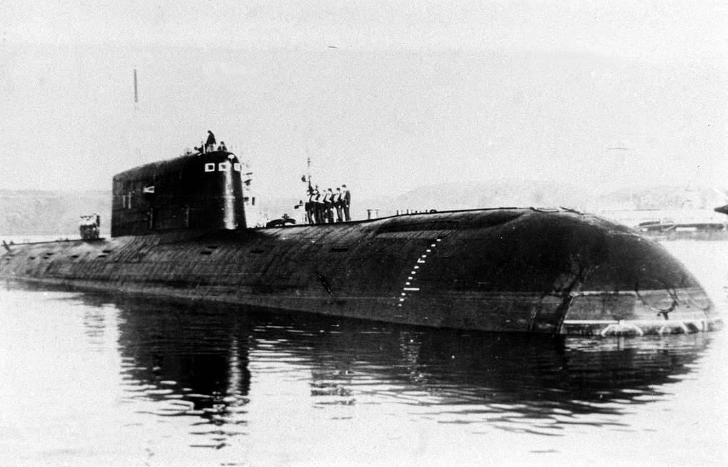 死者の潜水艦のための記念日