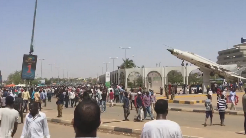 수단에서 군대는 쿠데타로 권력을 잡았다.