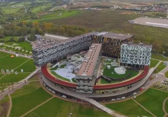 Сколково инновационный центр кластеры. Научный центр в москве в сколково. Технопарк волгоград сколково. Сколково центр инноваций. Как попасть на работу в сколково.