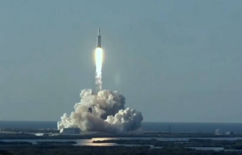 Space X has lost the first stage of the Falcon Heavy after landing