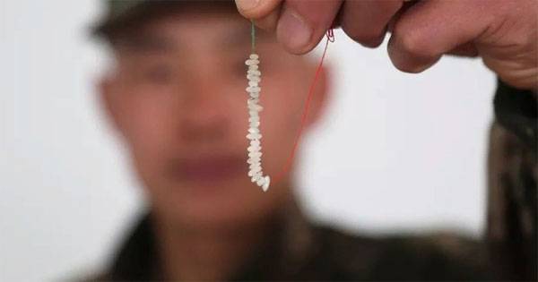 在中国训练狙击手时，他们教导将米饭放在绳子上。