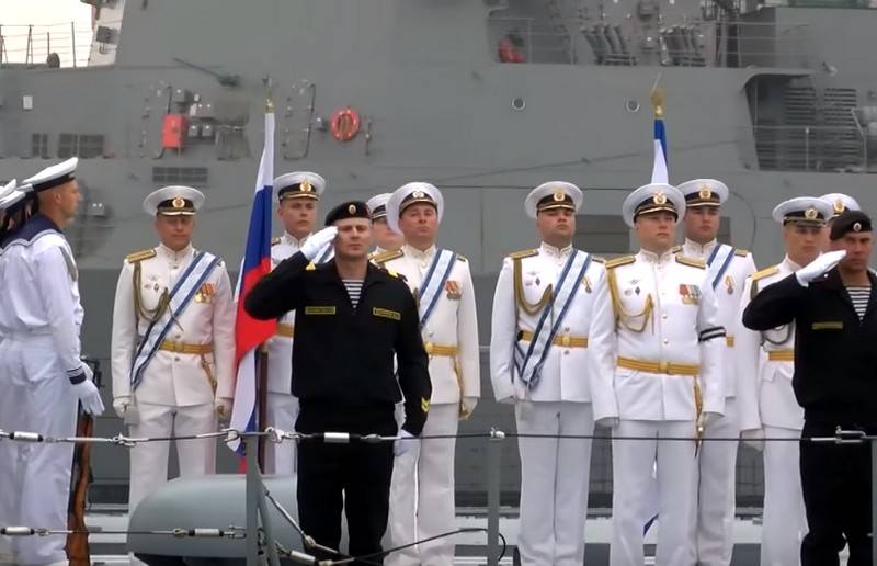 Фрегат "Адмирал Горшков" при заходе в порт Циндао выполнил салют наций