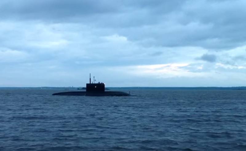 Dizel-elektrikli denizaltı "Kolpino" Akdeniz'den ayrıldı ve Novorossiysk'e yöneldi