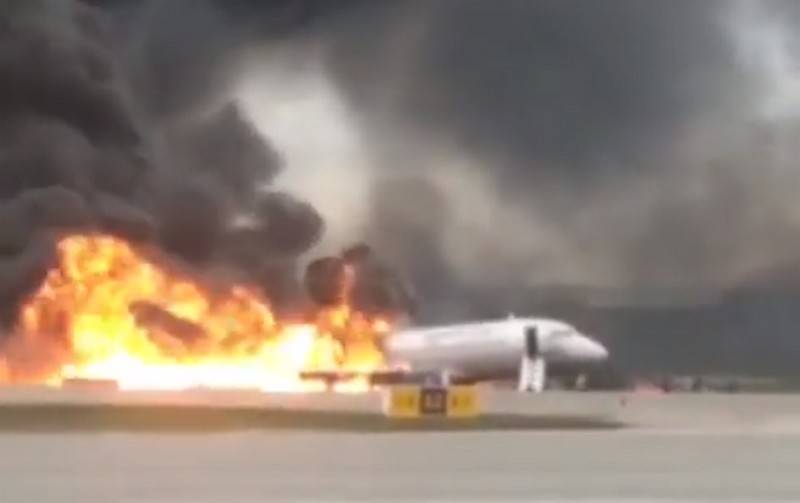 В Шереметьево аварийно сел загоревшийся пассажирский самолёт SSJ-100