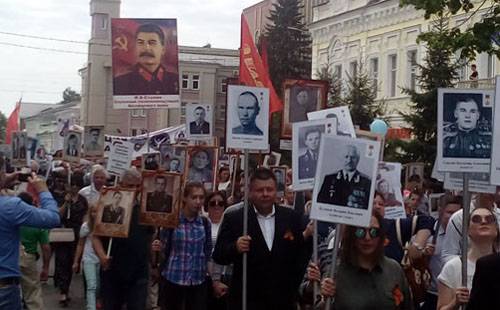 В колоннах "Бессмертного полка" всё чаще шагают с портретами Сталина