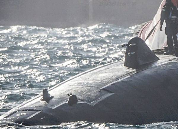 Discusses the object in the bow of the British submarine class "Trafalgar"