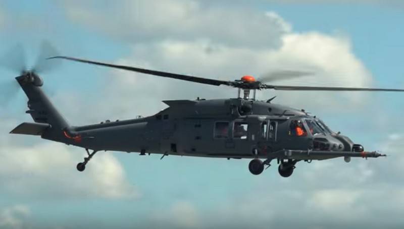 Un hélicoptère HH-60W lance des forces d'opérations spéciales aux États-Unis