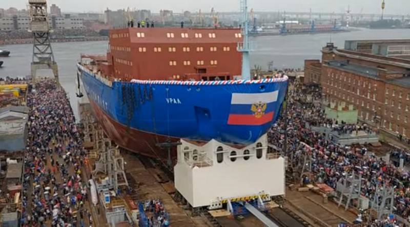 В Санкт-Петербурге на воду спущен третий ледокол проекта 22220 "Урал"