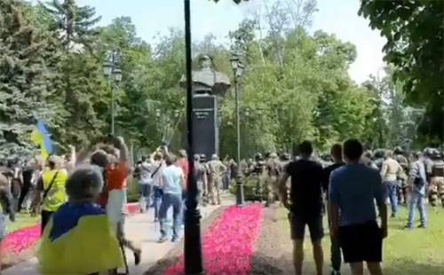 Радикалы в Харькове снесли бюст маршала Жукова