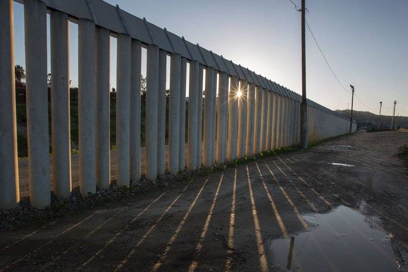 Армию США привлекут к покраске "стены Трампа" на границе с Мексикой
