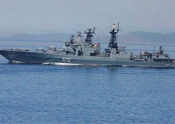 Personel BOD, Pasifik Filosu ve ABD Donanması kruvazörünü bir araya getirdi: Rus denizciler güneşleniyor