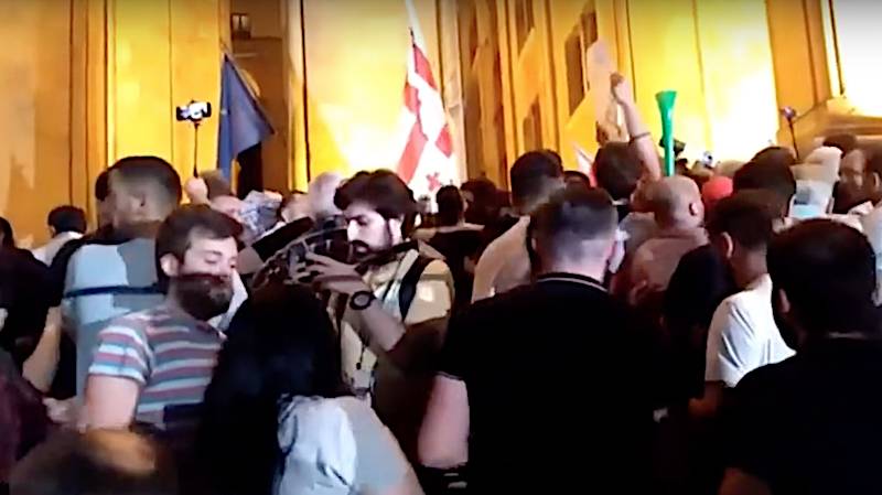 В Грузии протестующие разгромили офис правящей партии