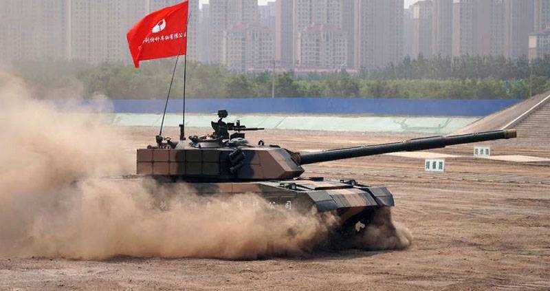 तियानजिन में प्रदर्शनी के दौरान चीनी टैंक "बहाव" दिखाया
