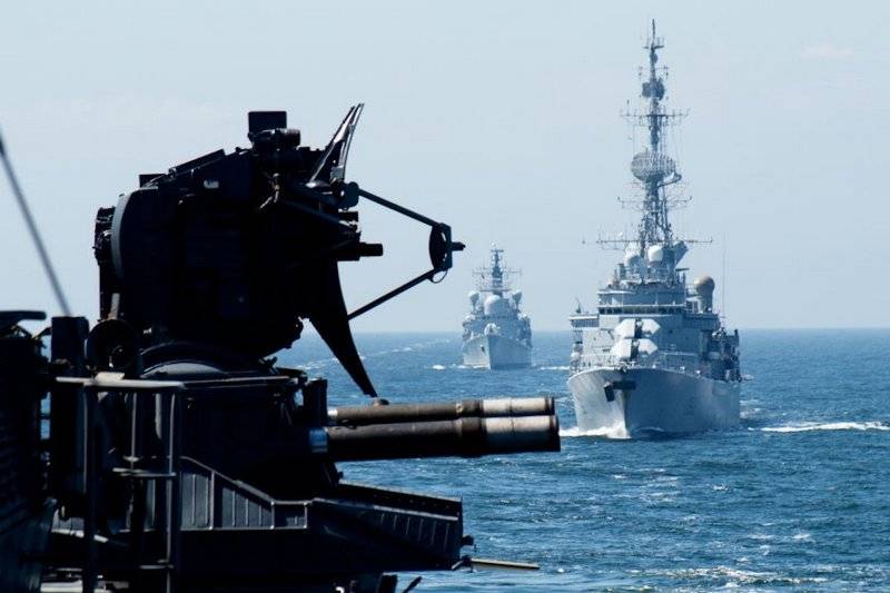 Karadeniz Filosu, NATO'nun Sea Breeze tatbikatlarının kontrolünü ele aldı ve kendi manevralarına başladı.