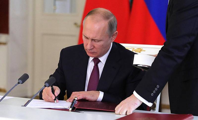 Владимир Путин подписал указ о награждении погибших подводников