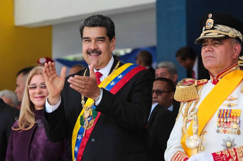 वेनेजुएला ने सैन्य उपकरणों और सैन्य कर्मियों के मूल मार्च के साथ एक परेड आयोजित की