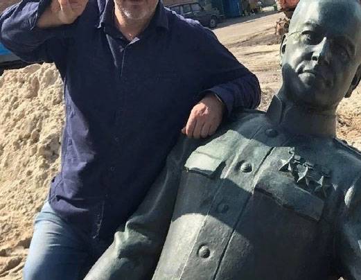Под Киевом снесён бюст маршала Жукова