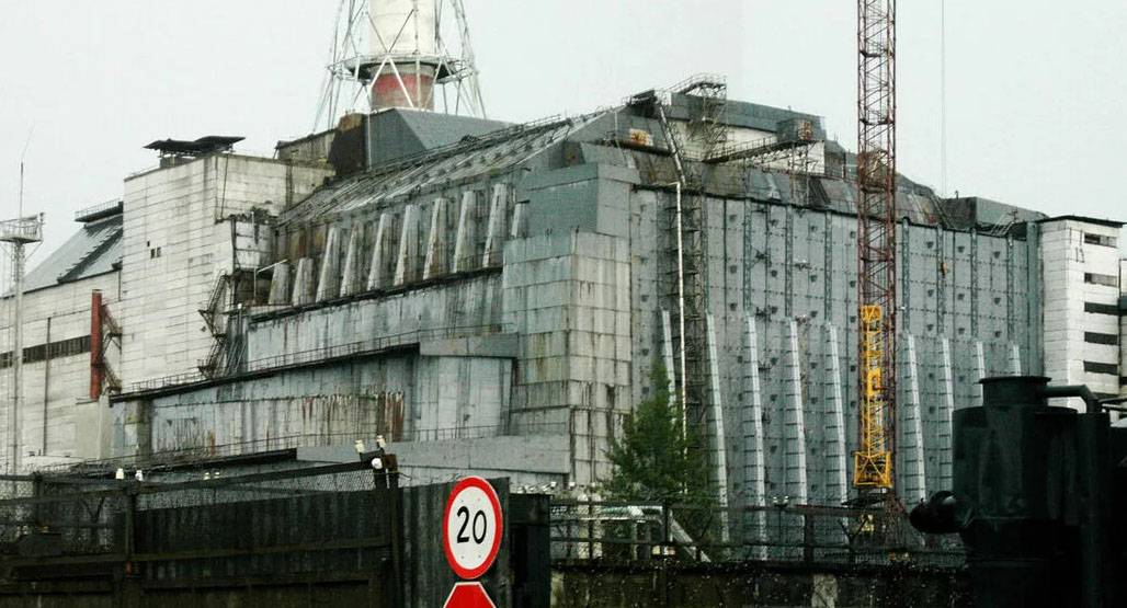 Почему нельзя в чернобыль. Саркофаг на Чернобыльской АЭС старый. Саркофаг на Чернобыльской АЭС 1986. Чернобыль бетонный саркофаг. Авария на ЧАЭС 1986 Чернобыль саркофаг.