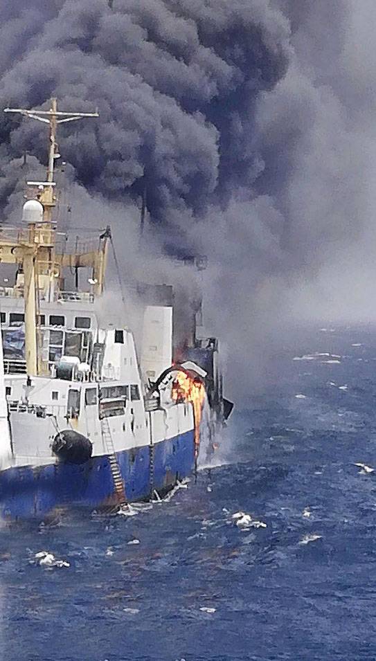 La nave ucraina ha completamente bruciato al largo delle coste dell'Africa