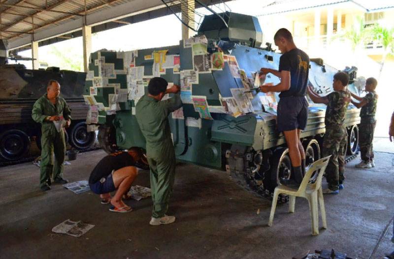 Показано нанесение камуфляжа на корпус бронетехники в ВС Таиланда