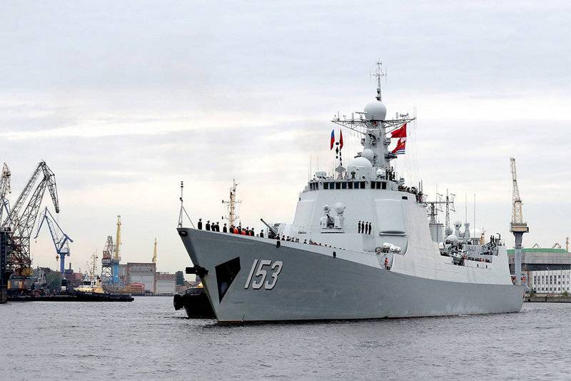 Destroyer chinois "Xi'an" du projet 052C amarré à Saint-Pétersbourg