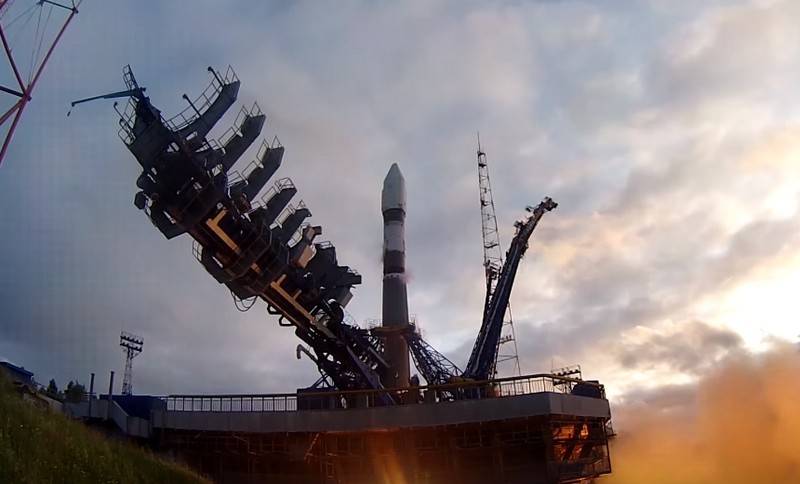 从普列塞茨克（Plesetsk）发射的Soyuz-2.1火箭将通信卫星发射到太空