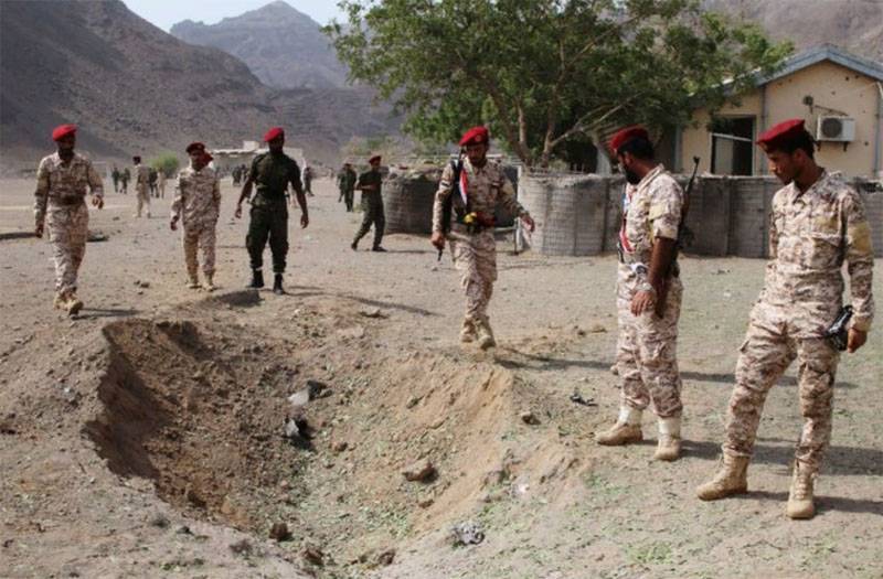Хуситы атаковали йеменских военных во время парада в Адене