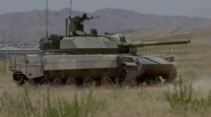 В Китае впервые показали лёгкий танк VT-5 на полигоне НОАК