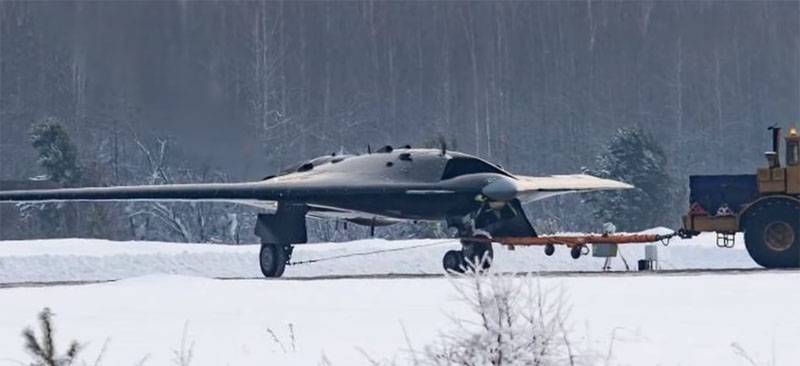 최초의 완전 자율 UAV S-70 "Hunter"비행 날짜가 발표되었습니다