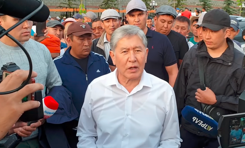 In Kirgisistan hat eine Operation zur Festnahme des ehemaligen Präsidenten Atambajew begonnen
