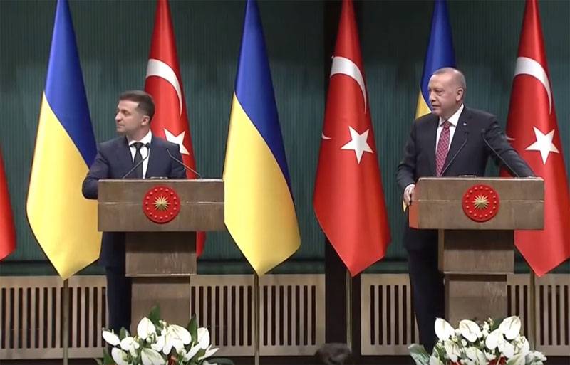 Erdogan sui braccialetti di Zelenskyj con i nomi dei marinai "catturati": quindi non ci sarà abbastanza spazio tra le sue mani