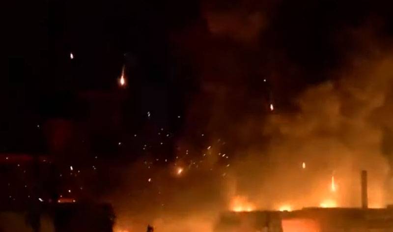 En Turquie, un incendie a eu lieu avec des explosions dans une installation militaire proche de la frontière avec la Syrie.
