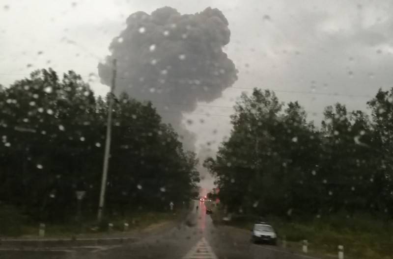 在Achinsk附近的军事武器库再次发生爆炸声
