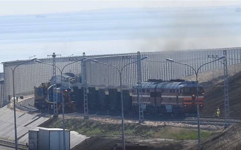Los constructores del puente de Crimea explicaron la apariencia del tren de carga.