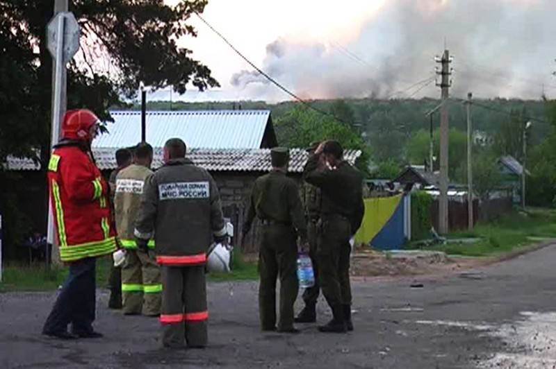 I carri armati si sono fermati per spegnere un incendio nella regione di Achinsk