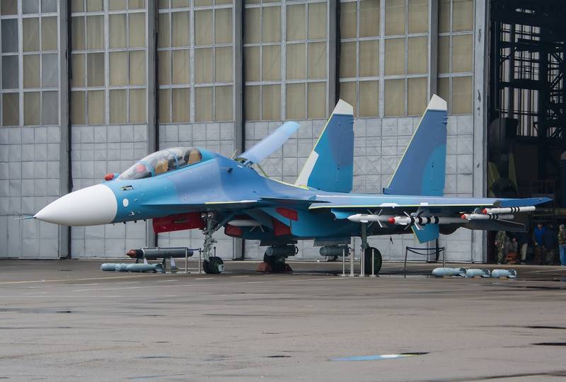 이르쿠츠크 항공기 공장에서 벨로루시 전투기 Su-30СМ을 보여주었습니다.