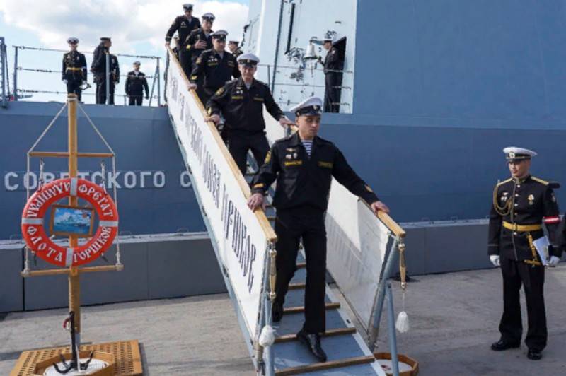 フリゲート艦ゴルシコフ提督は長い航海からセベロモルスクに戻った
