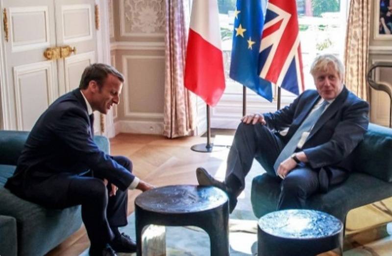 El primer ministro británico mostró sus "modales" en una reunión con Macron