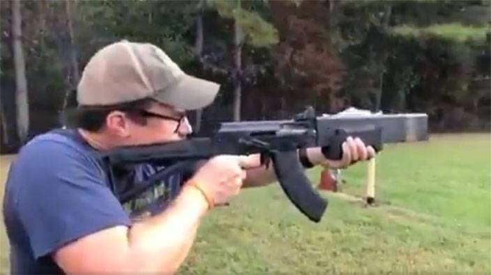Se presenta una versión de fusil de asalto Kalashnikov con integración de silenciador artesanal