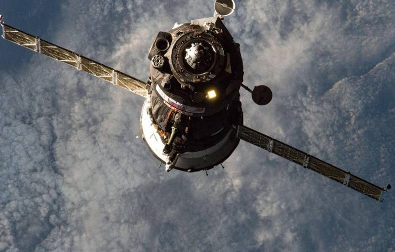 Sojuz MS-13 zadokowany na ISS, robiąc miejsce dla statku z robotem