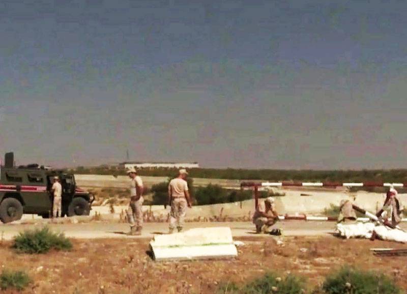 Russische Militärangehörige trafen an einem türkischen Beobachtungsposten in Syrien ein