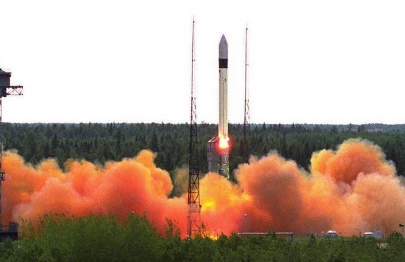 أطلقت وزارة الدفاع الصاروخية الحاملة "روكوت" ذات القمر الصناعي العسكري