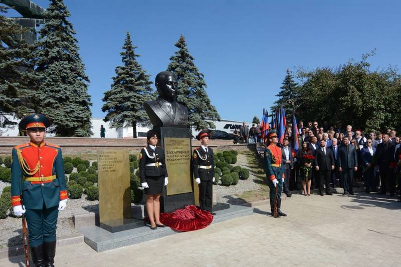 A Donetsk è stato aperto un monumento al primo capo del DPR, Alexander Zakharchenko