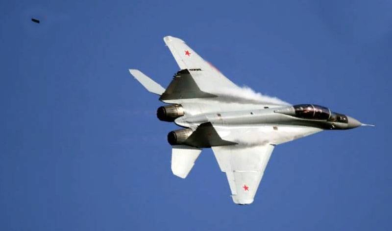 The Aviationist: МиГ-35 потерял кусок обшивки в ходе полета на МАКС-2019