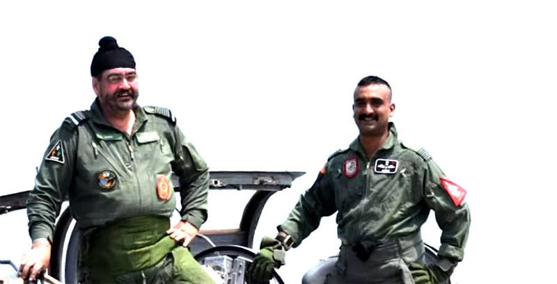 印度航空元帅在米格-21上与Abhinandan Warthaman共同飞行