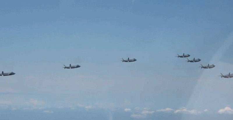 중국에서는 처음으로 J-20 XNUMX대가 동시에 공동비행하는 모습을 보여줬다.