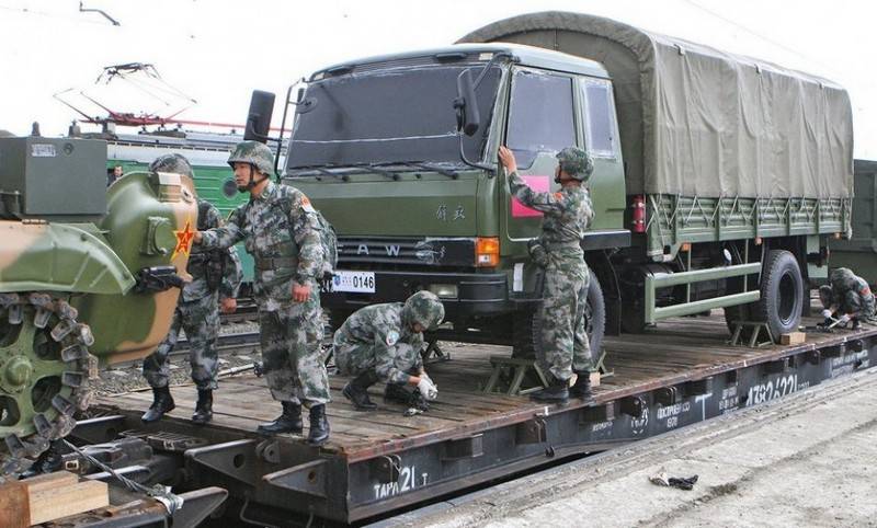 Die ersten Staffeln mit militärischer Ausrüstung und Personal der PLA trafen im zentralen Militärbezirk ein