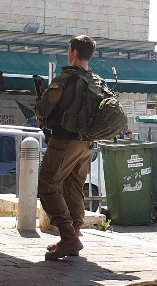 यूक्रेन पर ध्वज के रूप में एक शेवरॉन के साथ एक इजरायली सैनिक की एक तस्वीर वेब पर चर्चा की गई है