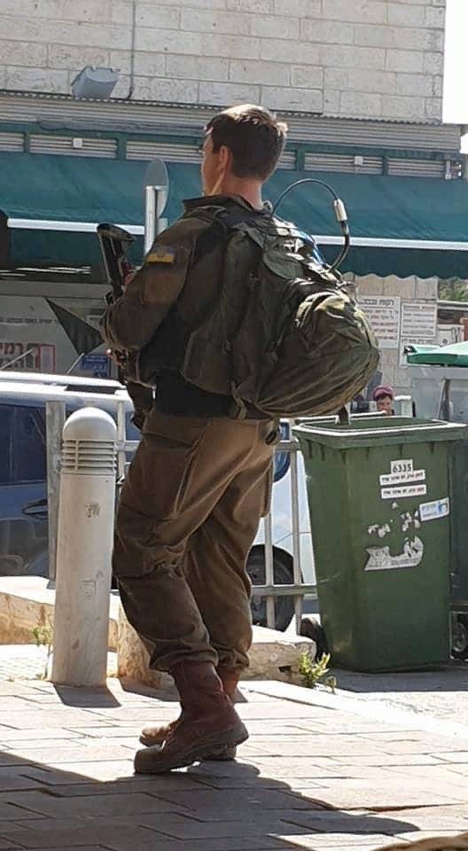 A photo of an Israeli soldier with a chevron in the form of the flag of Ukraine is discussed on the web